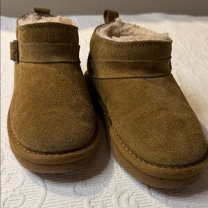 BearPaw PAWZ Tan Suede Boots with Plush Lining. Kids 11